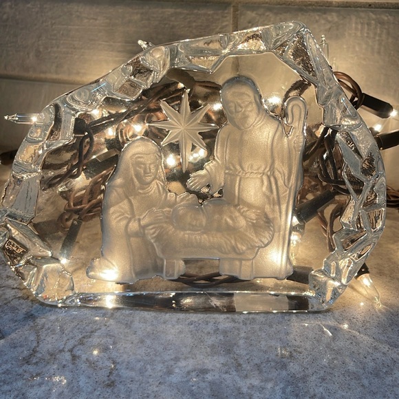 Nativity Scene Christmas Holiday Etched Glass Iceberg LE Smith Paperweight #294 - Picture 1 of 9